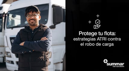 hombre con brazos cruzados frente a su camion