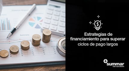 elementos financieros sobre un escritorio